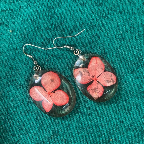 Jewelry - ALL $5 ITEMS 3/$10!!!! Hydrangea leaf pierced earrings.